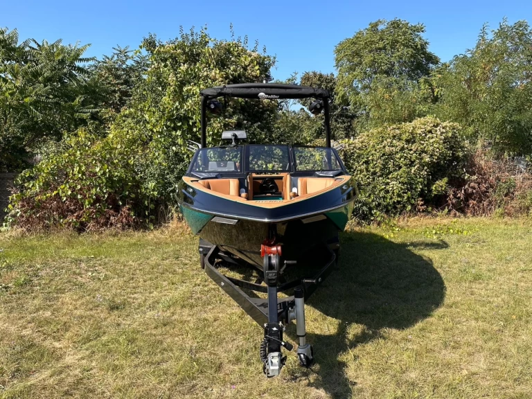 Motorboot mit oder ohne Skipper Malibu mieten in Vienna
