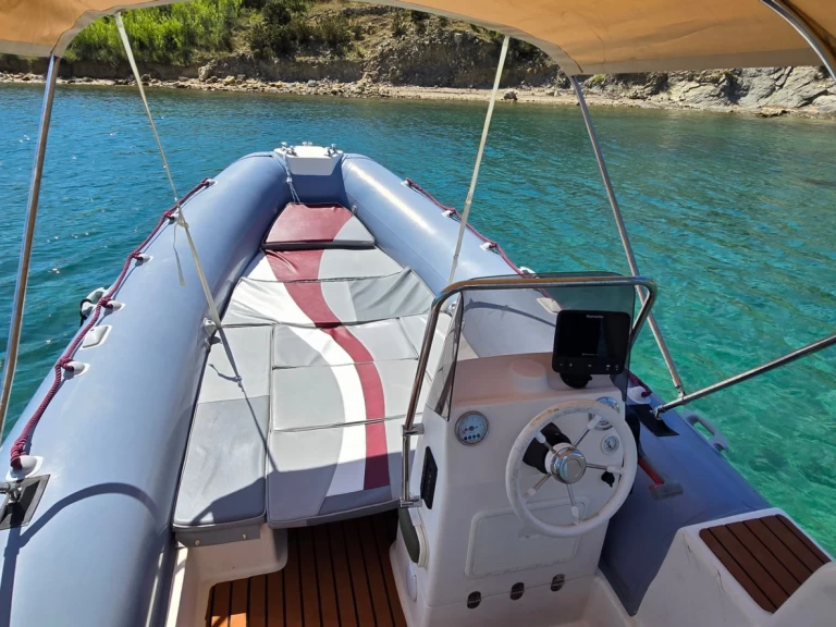 Ein Novomar NM630 mieten in Novalja