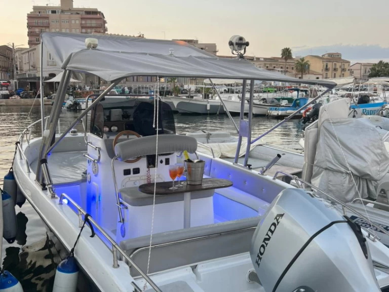 Motorboot mit oder ohne Skipper Megamar mieten in Siracusa