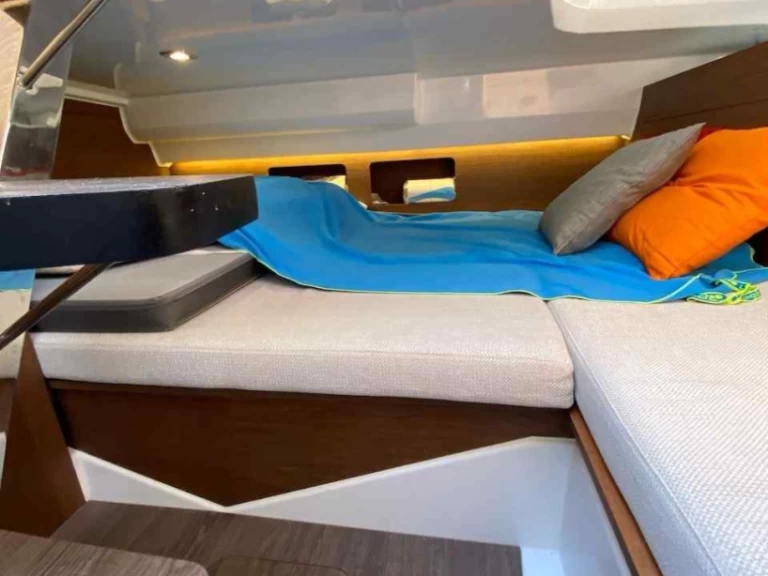 Jeanneau Cap Camarat 9.0 WA mieten Genua 