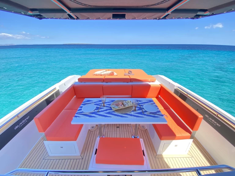 Ein De Antonio d36 mieten in Ibiza Town