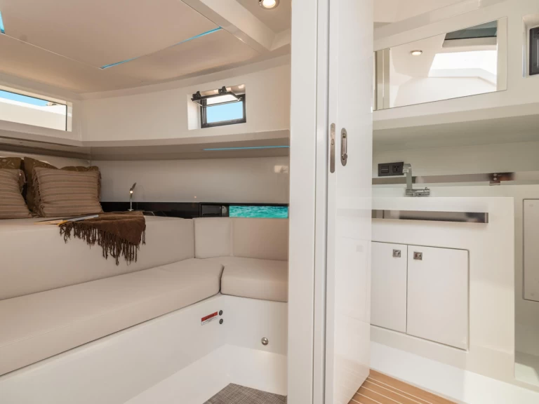 Ein De Antonio d36 mieten in Ibiza Town