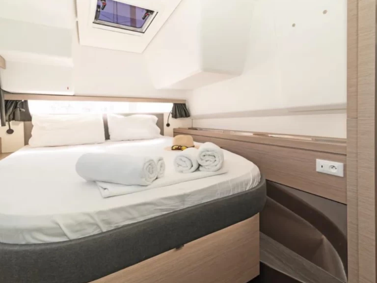 Katamaran mieten in Tivat zum besten Preis