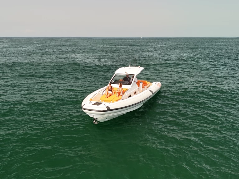 Ein Pirelli 42 EFB mieten in Neapel