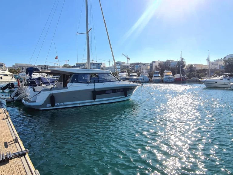 Motorboot mit oder ohne Skipper Jeanneau mieten in Gżira