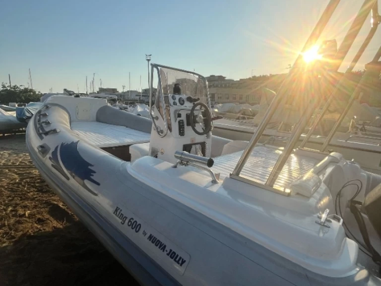 Ein Nuova Jolly King 600 mieten in Anzio