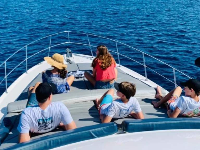 Ein Sea Ray Sea Ray 400 Sedan Bridge mieten in Welt