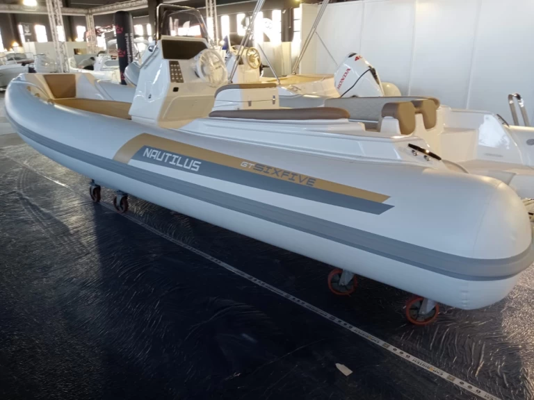 Schlauchboot mieten in Villaggio San Teodoro zum besten Preis