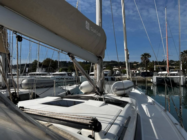 Ein Dufour Dufour 390 GL mieten in Gouviá