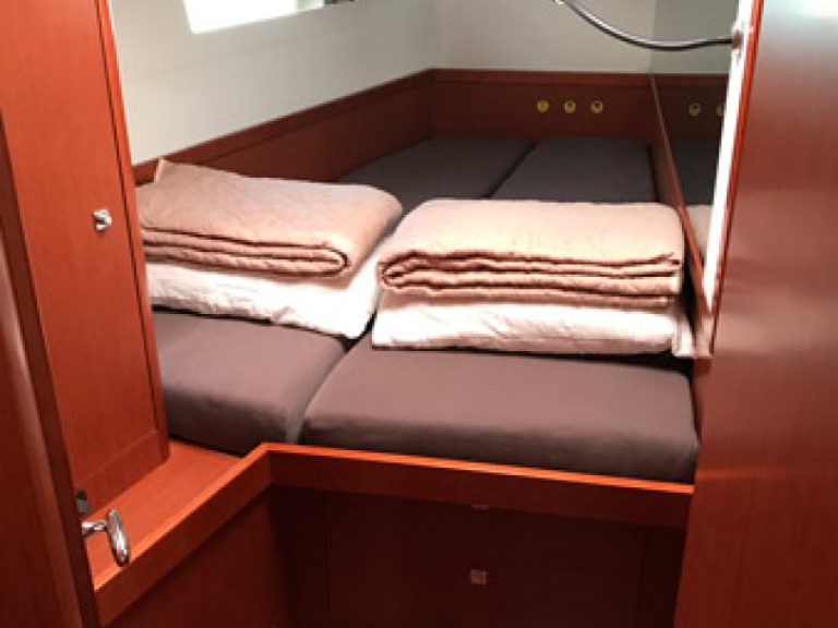 Ein Bénéteau Oceanis 48 mieten in Álimos