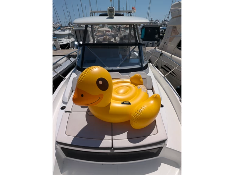 YachtCharter in Saint-Jean-Cap-Ferrat - Jeanneau Cap Camarat 10.5 WA auf SamBoat