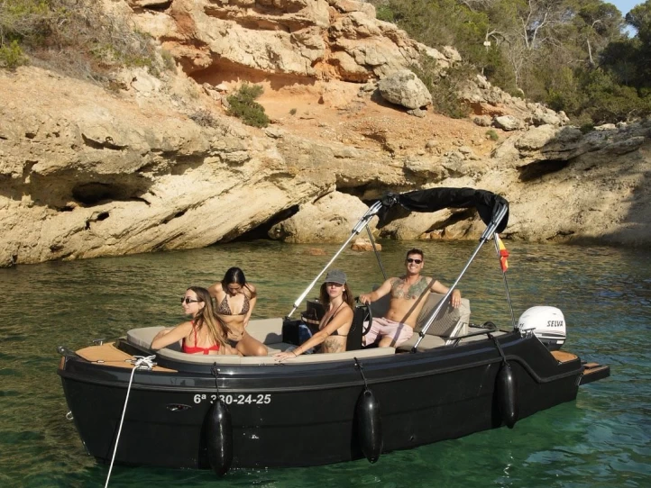 Ein AQUA51 550 mieten in Sant Antoni de Portmany