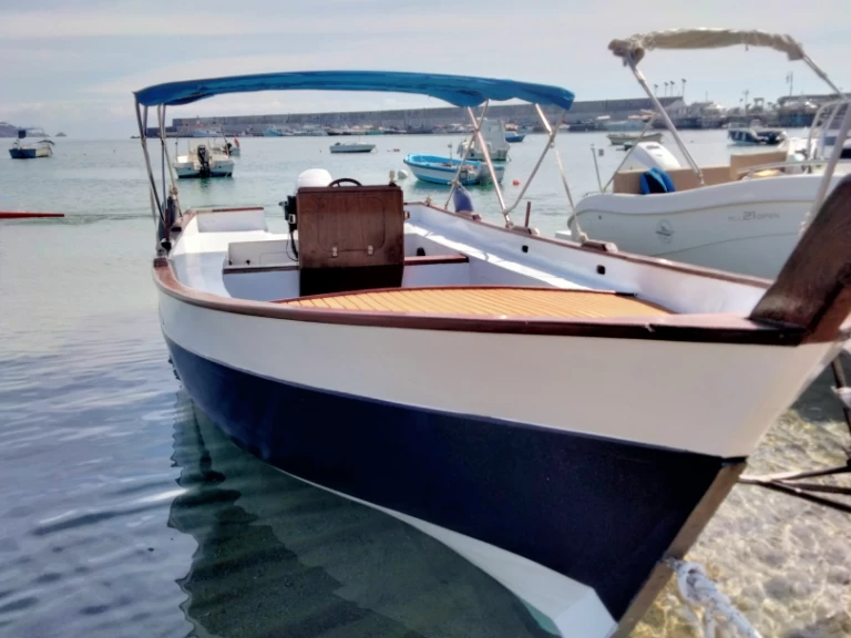 Motorboot mit oder ohne Skipper Lancia mieten in Giardini-Naxos