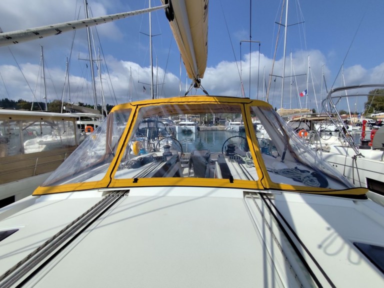 Ein Bénéteau Oceanis 48 mieten in Gouviá