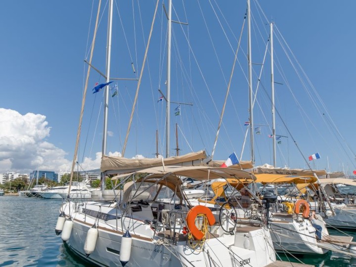 Ein Jeanneau Sun Odyssey 449 mieten in Álimos