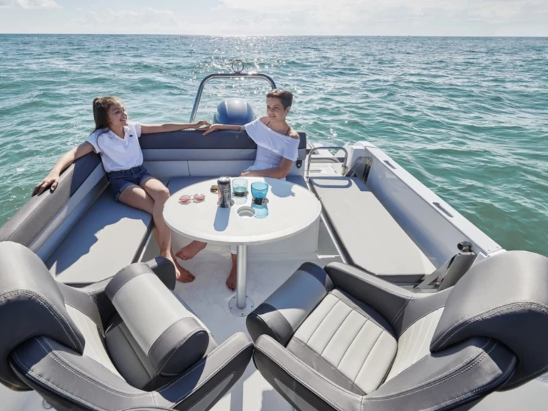 Ein Jeanneau Cap Camarat 6.5 WA Serie 3 mieten in Antibes