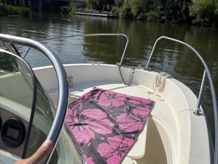 Motorboot mit oder ohne Skipper Jeanneau mieten in Metz