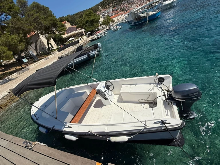 Ein Adria Adria10 mieten in Hvar