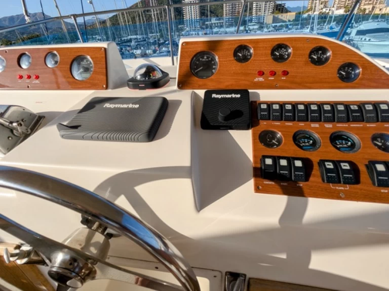 Boot mieten Salerno günstig Hatteras 36 Convertible