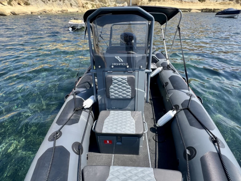 Ein Highfield Patrol 540 mieten in Valletta