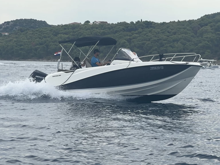 Ein Quicksilver Activ 675 Open Sport mieten in Split