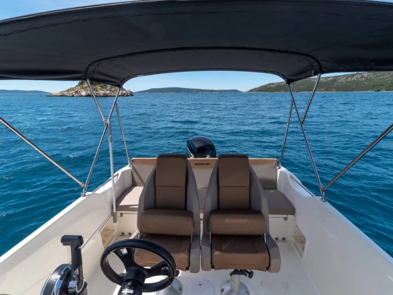 Ein Quicksilver Activ 675 Open Sport mieten in Split