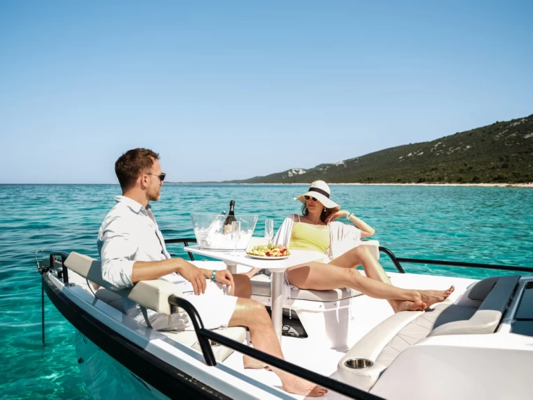 Ein Axopar Axopar 29 Sun Top mieten in Zaton