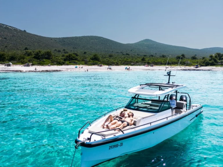 Ein Axopar Axopar 37 Sun-Top mieten in Zaton