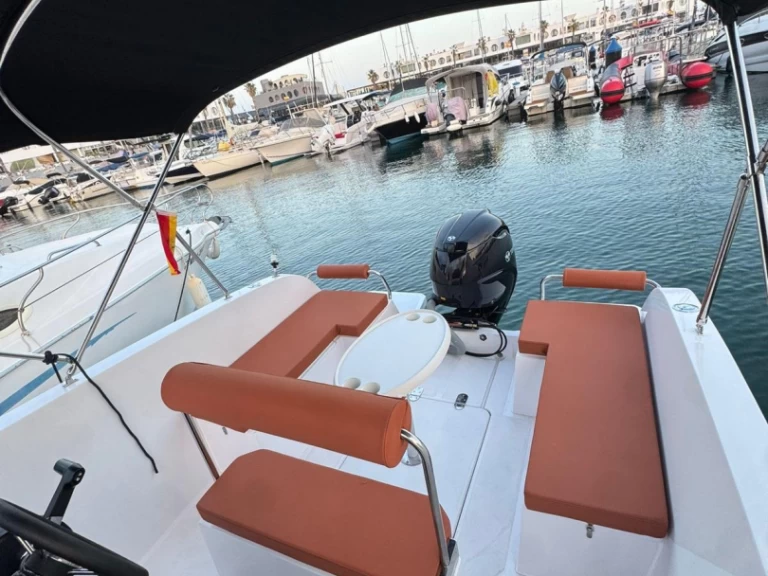 Ein Boats maks Catt X6 mieten in Alicante
