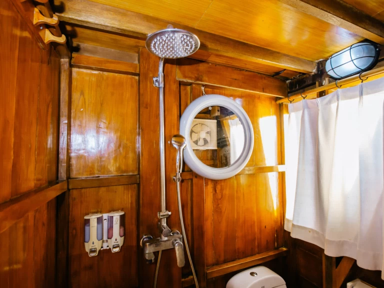 Boot mieten Labuan Bajo günstig Phinisi Boat