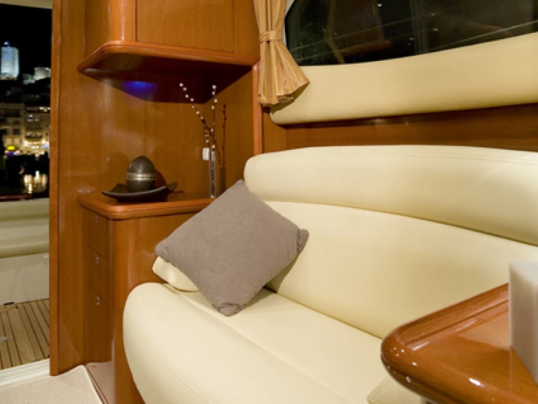 Ein Prestige Prestige 36 mieten in Panaji