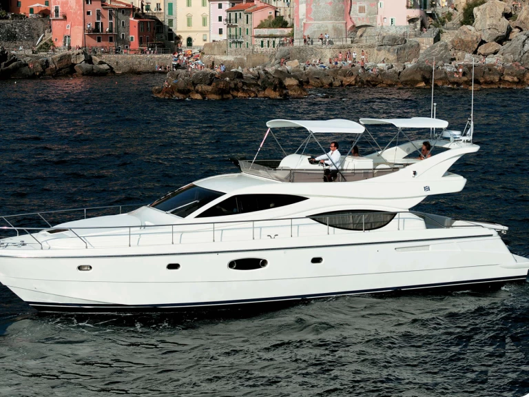 Motorboot mit oder ohne Skipper Ferretti mieten in Panaji