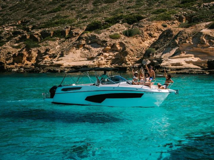 Motorboot mit oder ohne Skipper Karnic mieten in s'Arenal