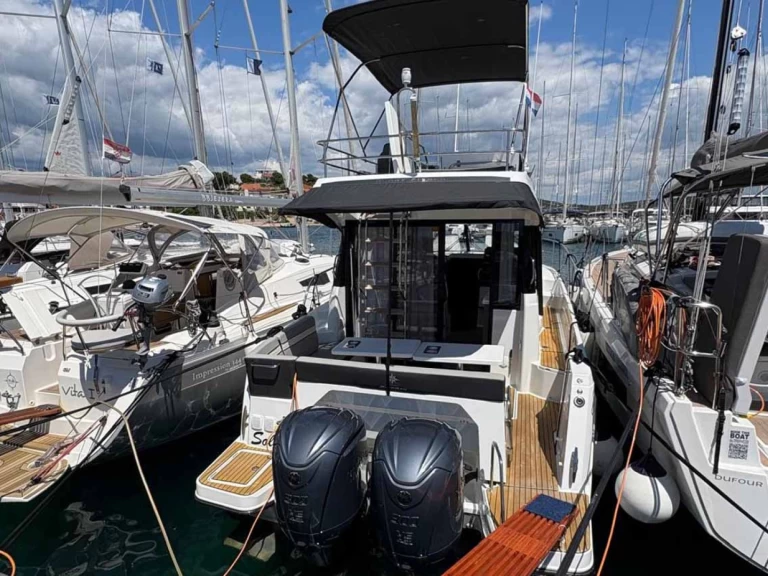 Ein Jeanneau Merry Fisher 1095 Fly mieten in Murter-Kornati