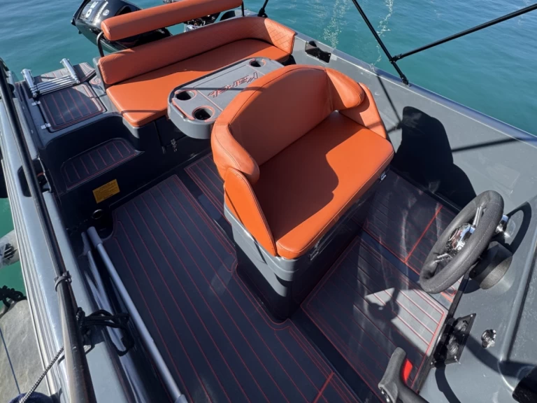 Ein Karel Ithaca 550 mieten in Agios Nikolaos