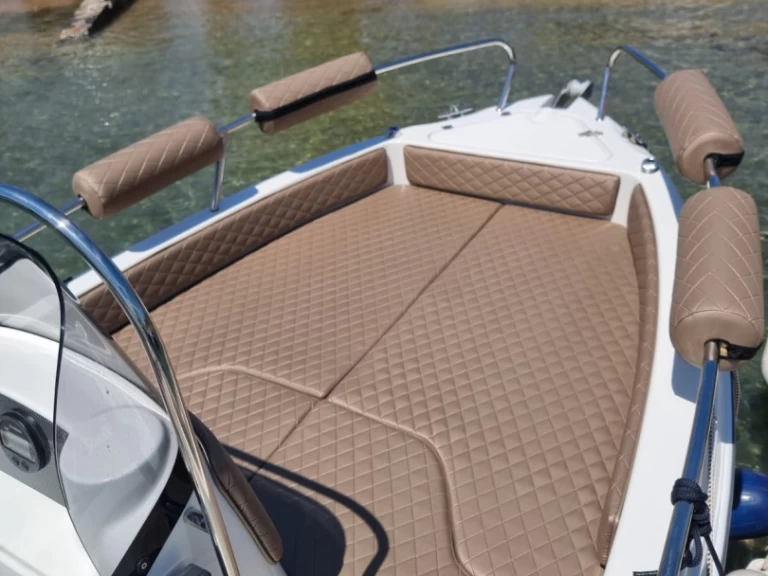 Ein Karel F17 mieten in Agios Nikolaos