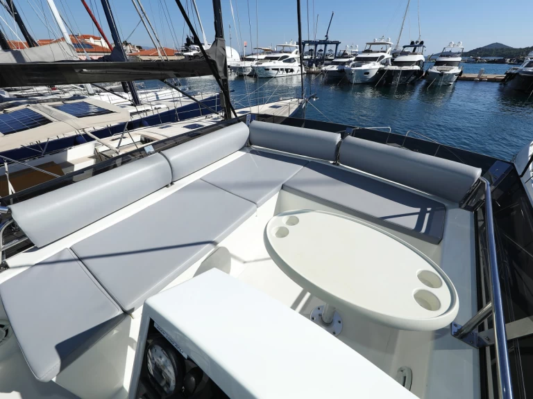 Cobra Yachts Futura 40 Grand Horizon mieten Punat