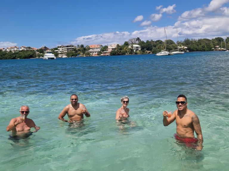 Motorboot mit oder ohne Skipper aback 24 mieten in Les Trois-Îlets