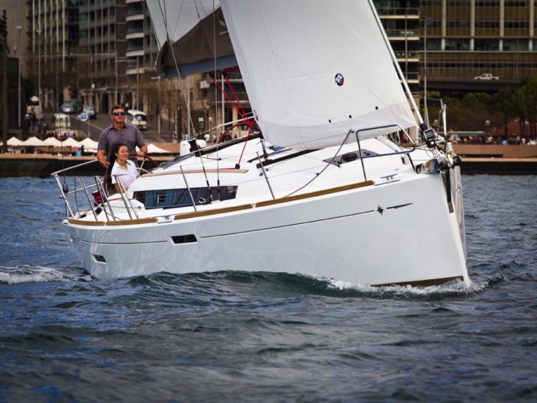 Ein Jeanneau Sun Odyssey 389 mieten in Hyères