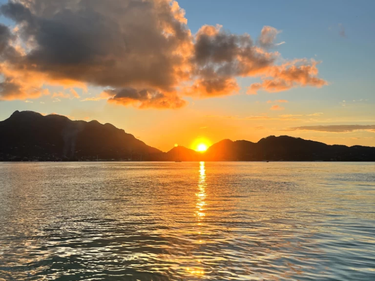 Ein Wellcraft Scarab 302 Sport mieten in Mahé