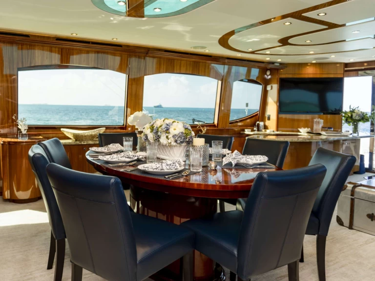 Hatteras Gail Force II mieten Nassau