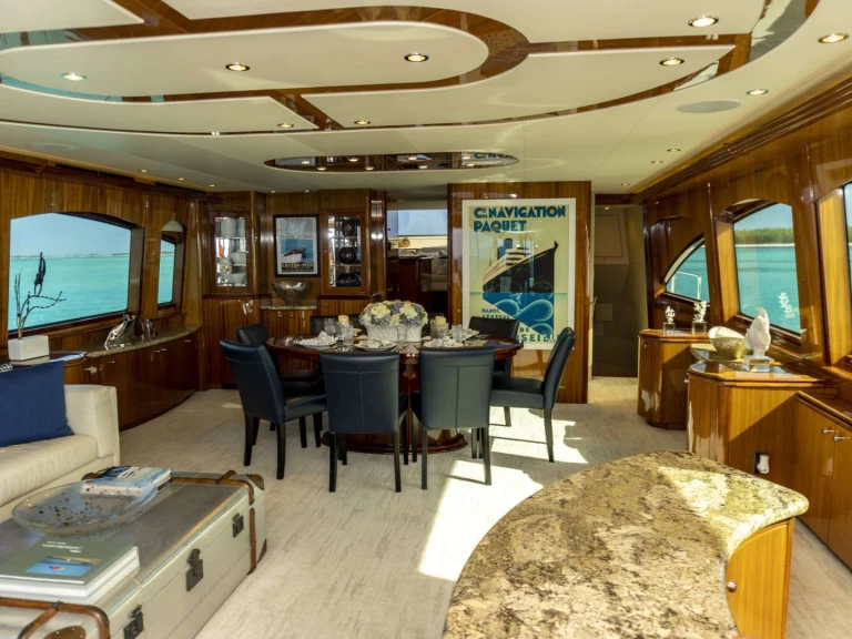 Ein Hatteras Gail Force II mieten in Nassau