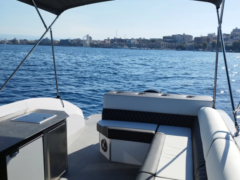 Ein Swiss-Boat/Italy Boat Funlounger 8.5 mieten in Milazzo