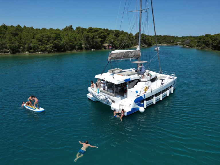 Ein Bali Catamarans Bali Catspace Voile mieten in Seget Donji