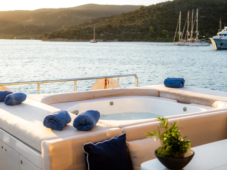 YachtCharter in Flisvos Marina - ISA, RODRIGUEZ GROUP ITALY 133 auf SamBoat