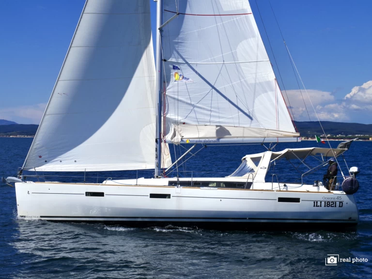 YachtCharter in Cannigione di Arzachena - Bénéteau Oceanis 45 auf SamBoat