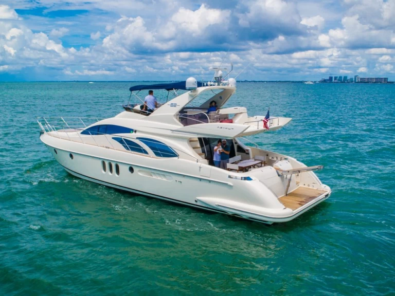 Ein Azimut Azimut 62 Fly mieten in Miami Beach