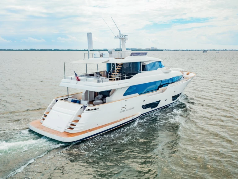 Ein Custom Line Custom Line 95' mieten in Miami Beach