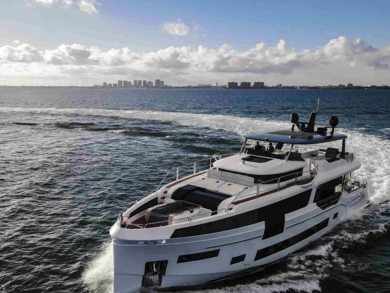 Ein Sirena 88’ Sirena mieten in Miami Beach