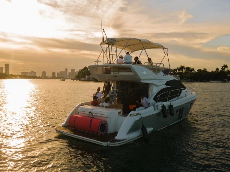 Ein Azimut Azimut 42 Fly mieten in Miami Beach